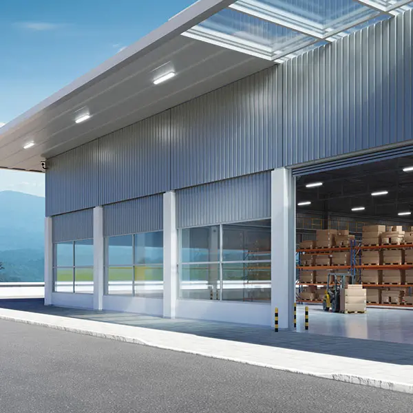 Abbildung einer Industriehalle mit offenen Toren und einem Luftschott